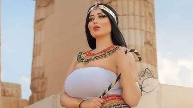 埃及美女金字塔前拍写真，饱满身材成为焦点，网友：微胖就是美