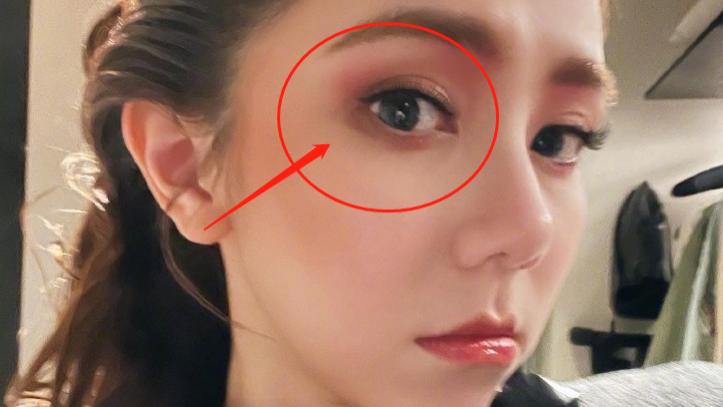 邓紫棋|邓紫棋现实中长啥样？卸掉眼妆判若两人，粉丝差点都没认出来