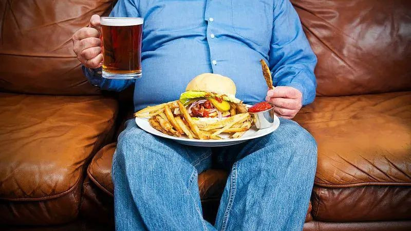 饮食|越累还越胖？年轻人一定要警惕“过劳肥”