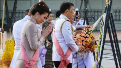 泰国二公主难得归来，王室五口人齐聚，红毯细节却彰显宫廷尊卑