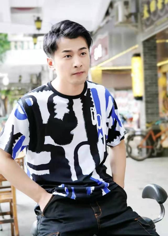 女网红控诉辛巴痛哭流涕,生理期被迫泡温泉,曾被逼爬地下跳热舞 女网红控诉辛巴痛哭流涕,生理期被迫泡温泉,曾被逼爬地下跳热舞