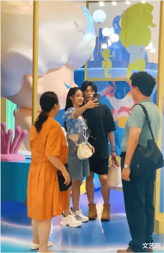 李莎旻子和隔壁老樊逛街被偶遇，两人全程牵手甜蜜自拍，画面高甜羡煞网友