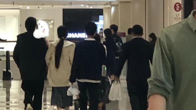 新疆维吾尔自治区|向佐陪妻女逛商场被拍，郭碧婷全程紧挨着老公，横扫奢侈品店心情好