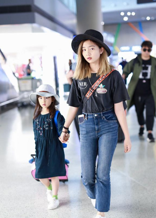 黄磊的女儿，当初在《爸爸去哪儿》里还是个天真的小女孩，如今身材不输成年人。