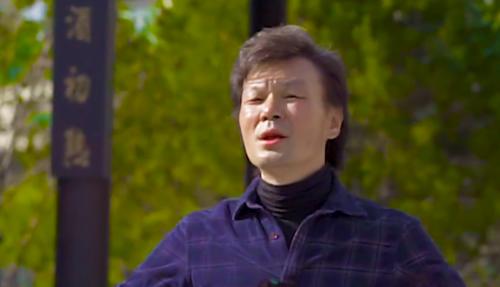 主持人李彬出院后近况暴光,面部浮肿头发惨白,和事情职员欢过国庆