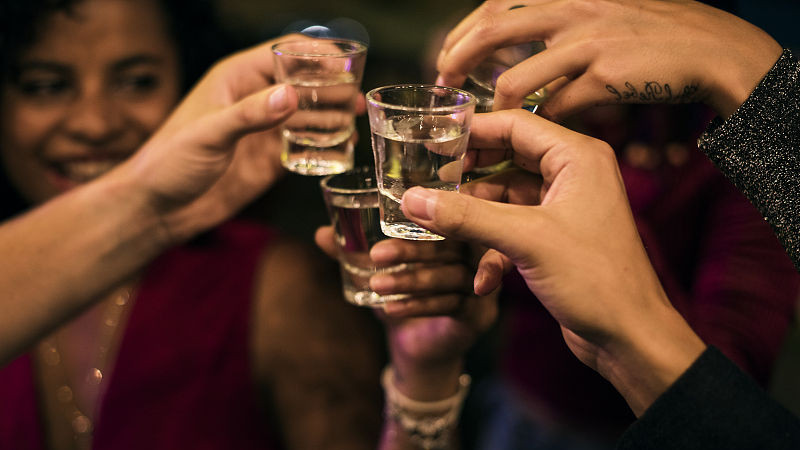 嗨情人|女子半夜去喝酒，男子送她回家并发生关系，男友回家见二人睡一块