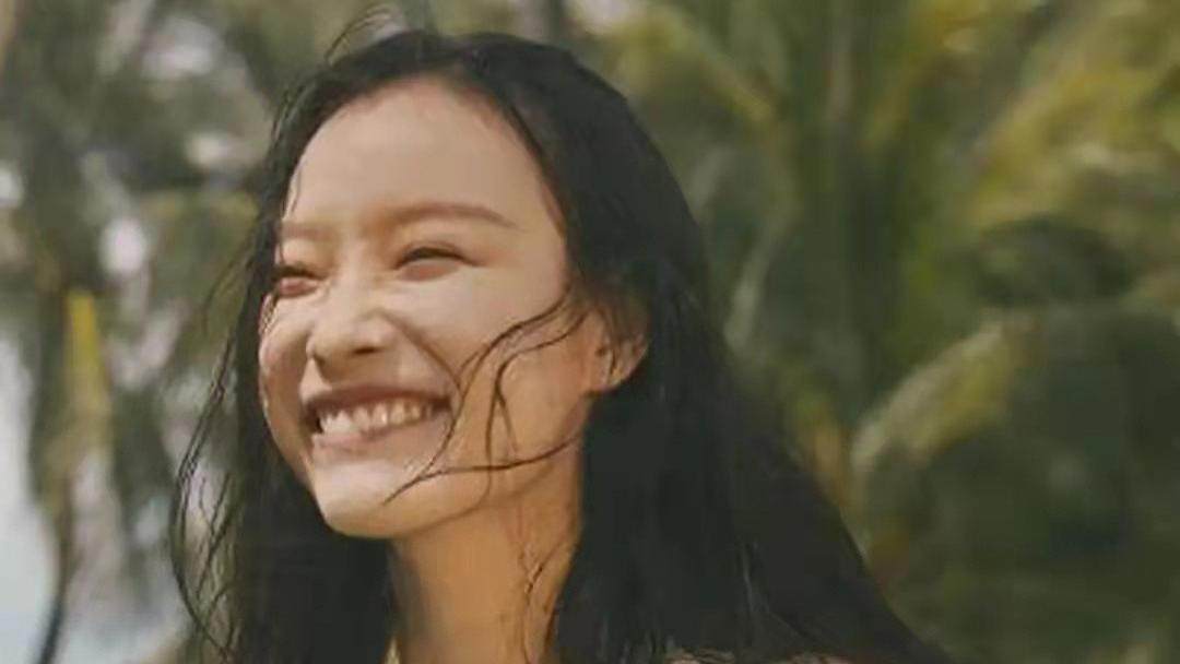 倪妮|倪妮玩水旧照被翻出，穿低领装不怕显身材，笑容满面略显开心