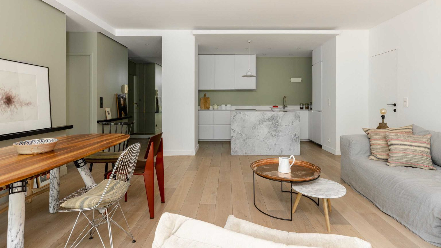 同样是92㎡现代简约，他家别墅带有2扇落地窗，满屋的明亮温馨感