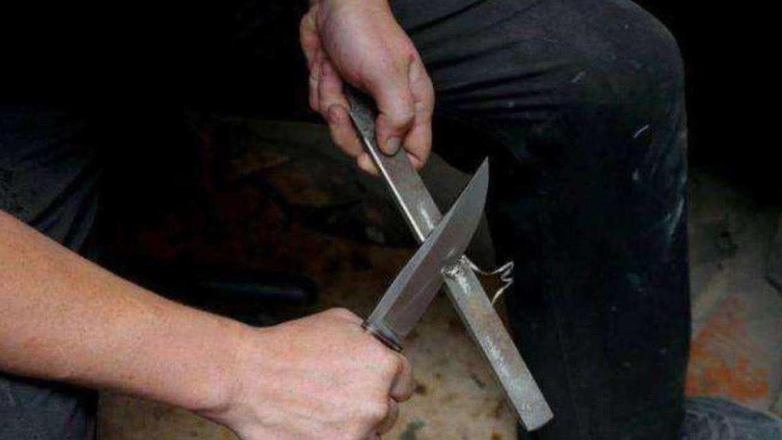 2010年，重庆老农捡到一把宝剑，专家建议其上交，他却打磨成菜刀