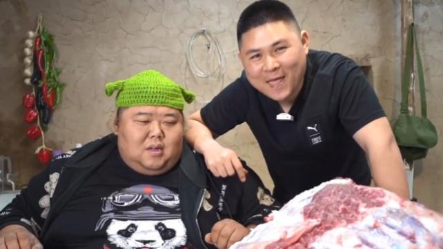 穿衣搭配 600斤胖猴仔给大胖做牛排，自己躲一边吃青菜，为减肥没吃一口肉