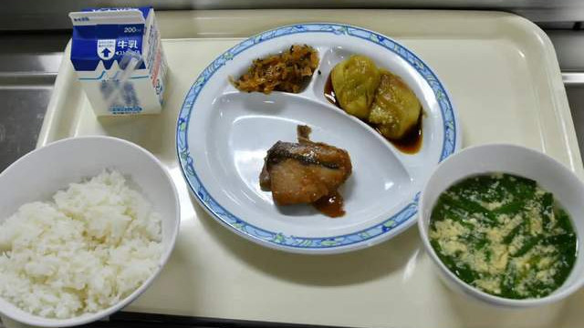泡菜|日韩部队伙食谁更寒酸？摆盘精美泡菜管够，3哥手抓饼突然不香了