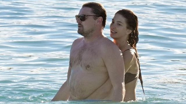 小戏骨|47岁小李子乘游艇度假，和24岁模特女友海浪中嬉戏，大肚腩很壮观