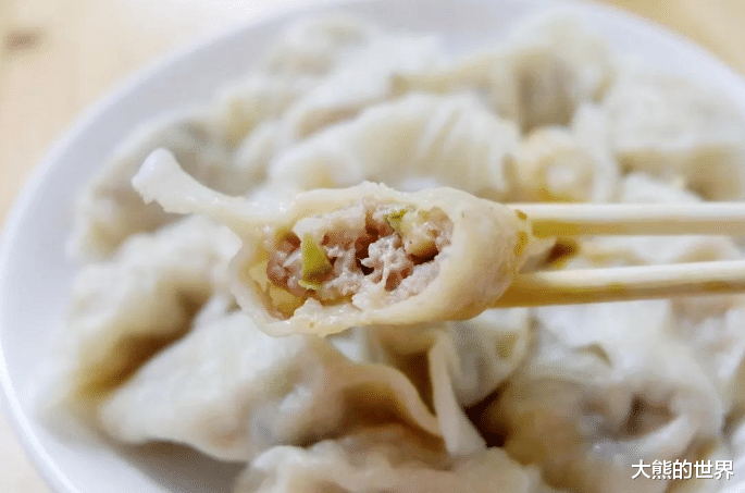 煮冷冻饺子,开水下锅还是冷水下锅?学会一招,饺子不开裂不露馅 煮冷冻饺子,开水下锅还是冷水下锅?学会一招,饺子不开裂不露馅