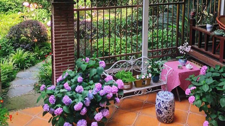 18年房龄的老房子，50㎡花园改造后，成了家人朋友最爱待的地方