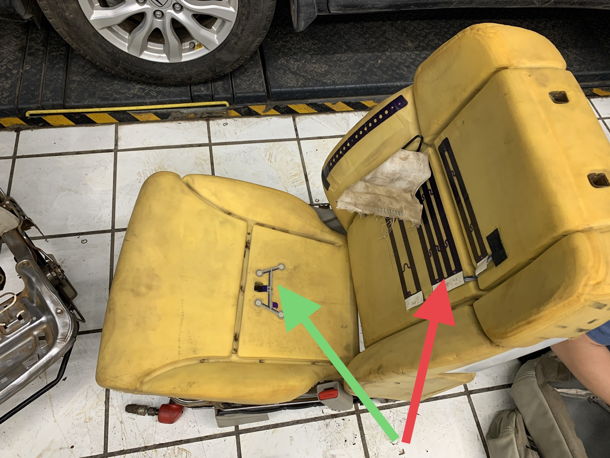这辆本田是泡水车，车内的座椅被