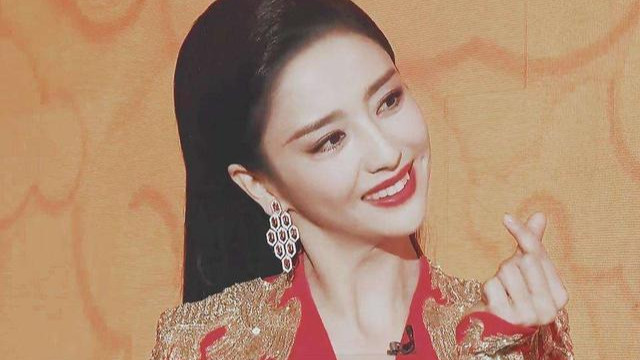 冬瓜|佟丽娅悄悄护肤，晚会“逆袭”成功，网友：美容仪是“秘密武器”