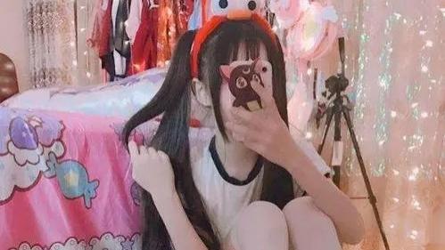 蔡萝莉|上亿富婆蔡萝莉翻车！素颜曝光怒摔手机，富家千金要靠擦边走红？