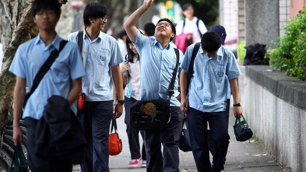 卫衣 初中生“发型标准”公布，男生很考验颜值，女生被吐槽“过了”