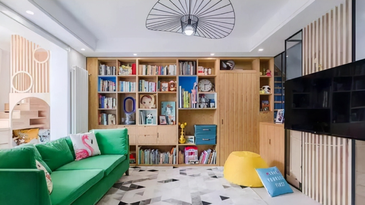 成为新晋宝爸之后，他特意改造了阳台，打造了超赞的小型游乐场