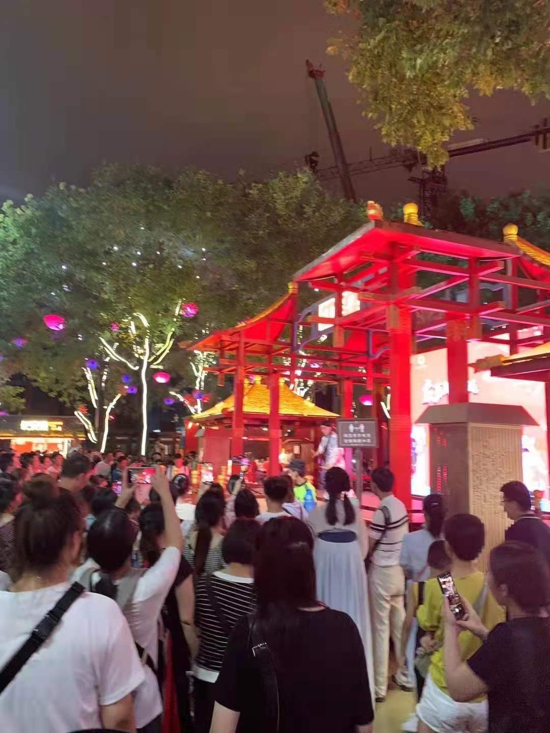 来感受一下网红打卡地：大唐不夜