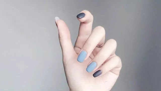 美甲 冬季最适合做这些简约跳色美甲