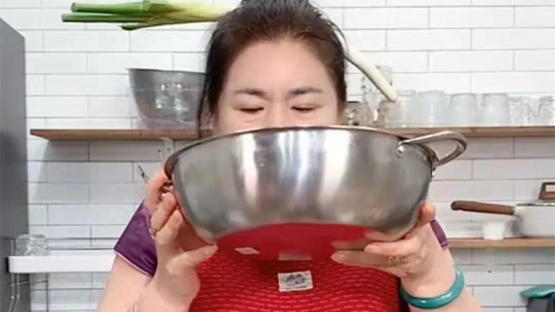 咸素媛|咸素媛婆婆捧盆吃罐头，头上还插着大葱，东北人都看不下去了