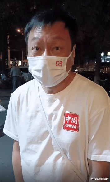 TVB视帝黎耀祥晒近况,早晨街边低调列队用饭,桌上满是肉显英气