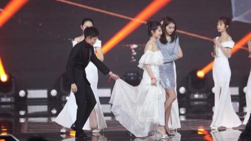 刘露|肖战张一山负责提裙子，李现帮忙领奖杯，杨紫的异性缘真是太好了