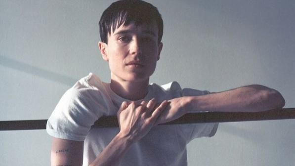 艾伦·佩吉|《X战警》女星做变性手术后，晒泳裤照秀腹肌，网友：不男不女