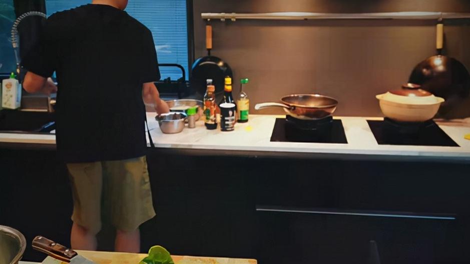 黄磊老婆大方秀恩爱！晒老公做饭视频好享受，厨房宽敞装修有品位