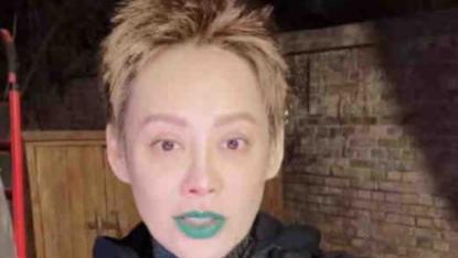 宁静回老家开直播，农村土屋墙面脏兮兮家具老旧，院中无装饰好朴素