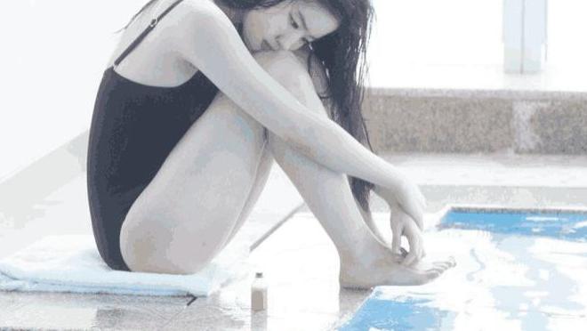 杨超越|她因为穿衣“大胆”， 被央视立马赶下舞台，网友：确实是太过了！