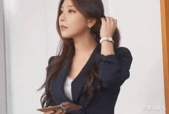 一年轻女老师因貌美,意外走红,网友:比大部分明星都漂亮 一年轻女老师因貌美,意外走红,网友:比大部分明星都漂亮