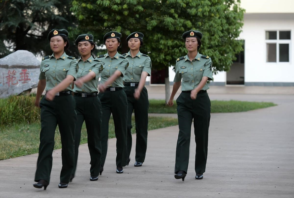 看看美国女兵宿舍 再看我国女兵宿舍 就知道什么叫差距了 军事资讯 早游戏