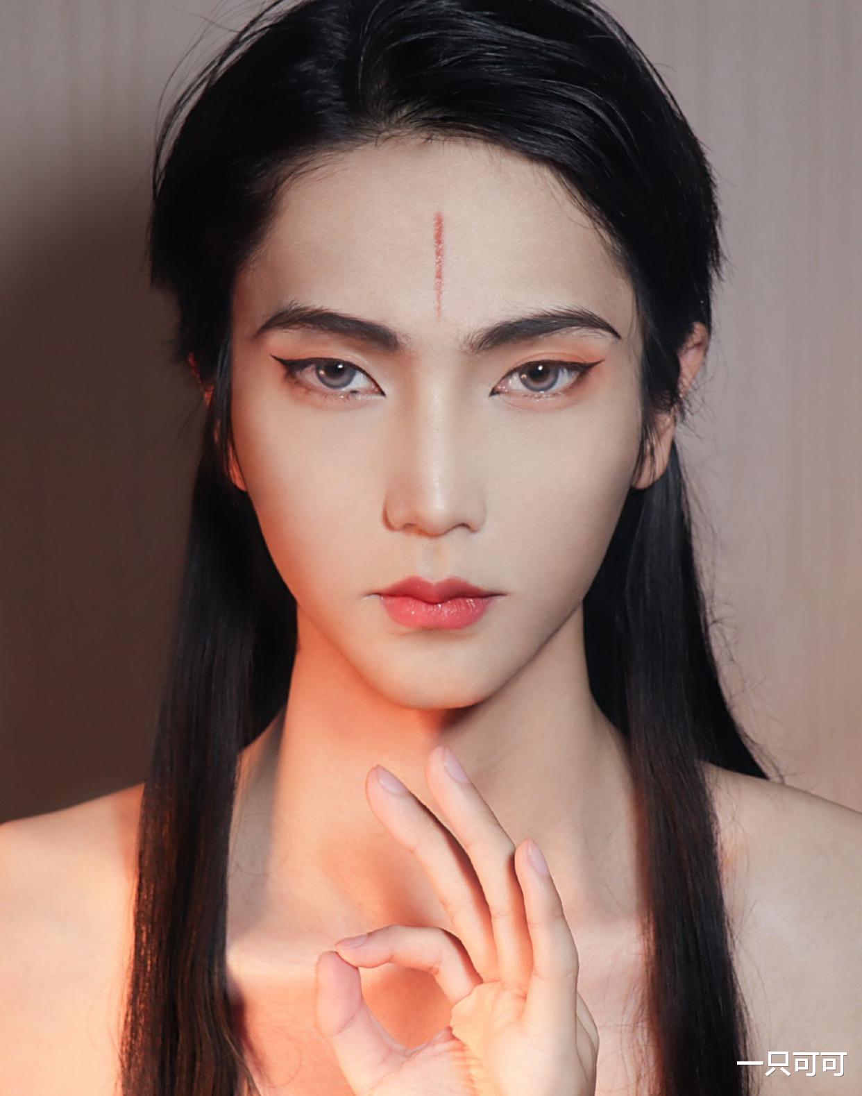 "不敢看观音"的古风妆容,很多人喜欢第一个,而我喜欢第四个
