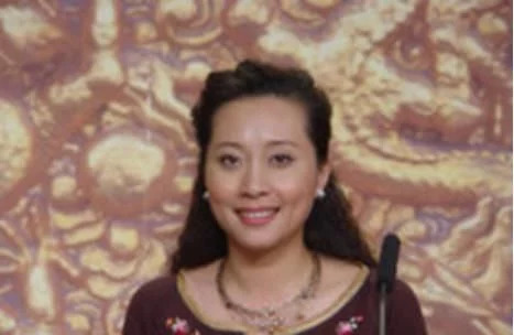 她曾出演过《家有儿女》，因前夫病故而退出娱乐圈！