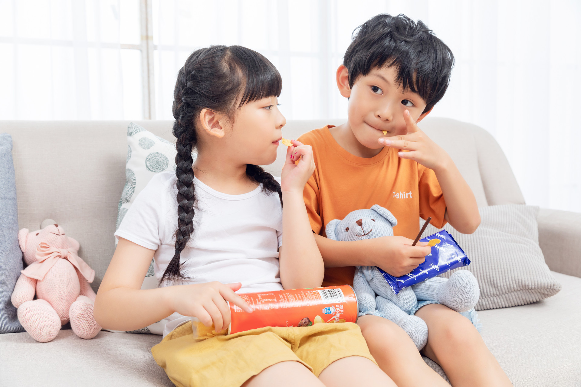 二宝放了学带孩子去幼儿园旁边的