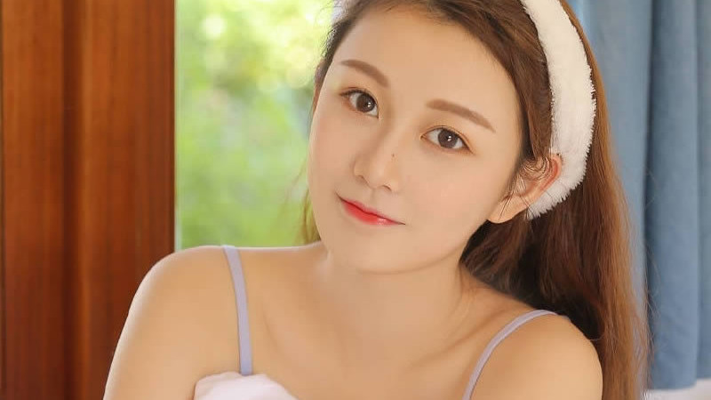 吊带香肩美颈诱人惹火的女生