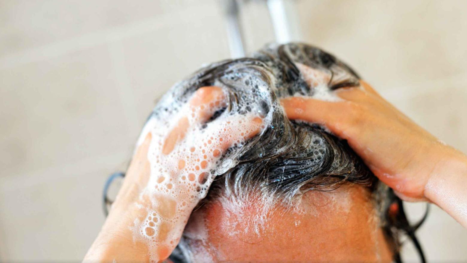 电热水器频发漏电事故，洗澡时到底要不要断电？触电该找谁赔偿？