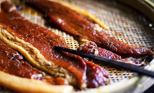 摆摊|没地熏腊肉，试试酱油肉吧，简单2步就完成，色泽红亮比腊肉还香