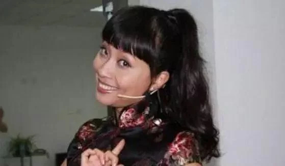 她曾出演过《家有儿女》，因前夫病故而退出娱乐圈！