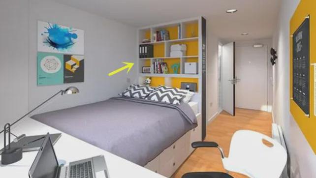 小户型的卧室不用封死，隔断这样设计，当电视墙当置物架，更好用