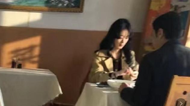 赵丽颖|赵丽颖宁波拍戏被偶遇，低头专注于剥虾，比对面男演员吃得还多