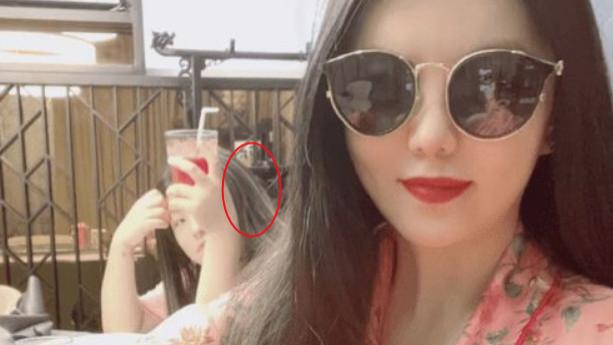 李湘|45岁李湘近照瘦太多！烈焰红唇打扮贵气，女儿挑染白发显成熟
