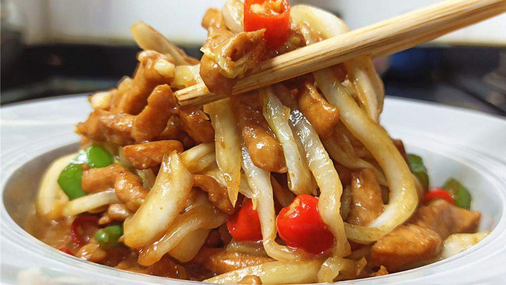 大白菜|又到了吃大白菜的季节，把它和猪肉炒上一盘，鲜香味美开胃下饭