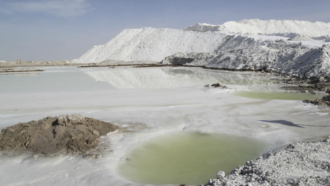 钾盐 美国NASA卫星显示：中国新疆“死亡之海”里的聚宝盆越来越大