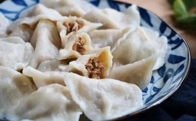 萝卜做饺子馅，别加盐杀水了！教你一招，萝卜不出水，爽脆又鲜美