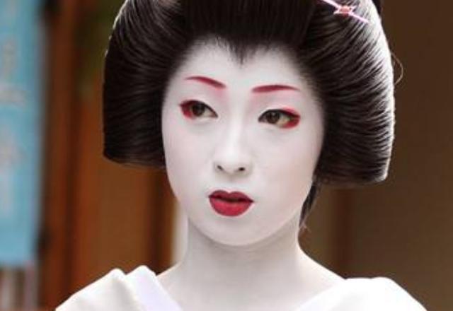 脸白,牙黑,眉画:日本审美观念引导下的女性妆容
