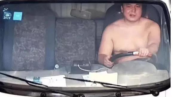 |“有什么东西卖真的犯法，卖假的不犯法？”神评也太内涵了吧！哈哈哈哈哈