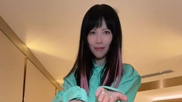 穿衣搭配|蔡少芬罕见染发大变样！48岁穿女团装跳舞快认不出，叛逆风太抢镜